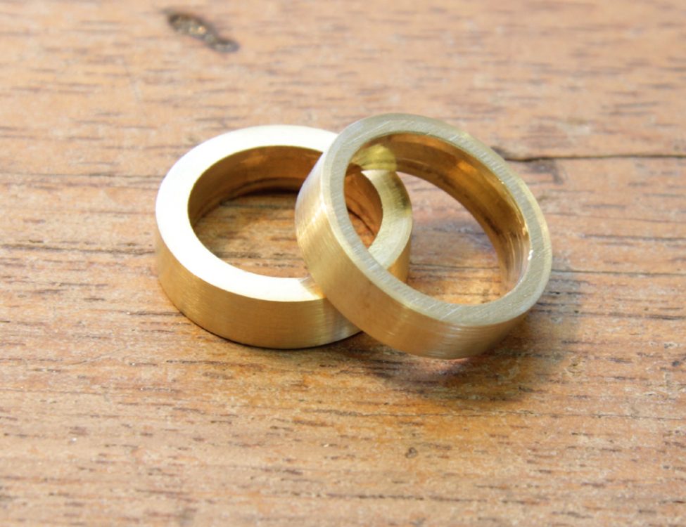 Production of wedding rings in Schmuckgarten - plug-in solder rings - punching out - turned on the outside and ground straight on the sides