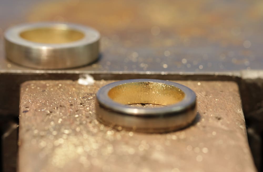 Producción de anillos de boda en Schmuckgarten - anillos de soldadura enchufable - punzonado - en curso