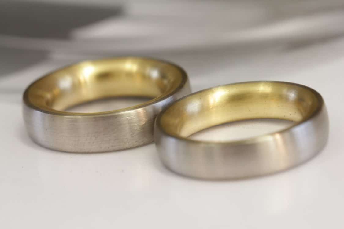 Production of wedding rings in Schmuckgarten - plug-in solder rings - punching out - in progress