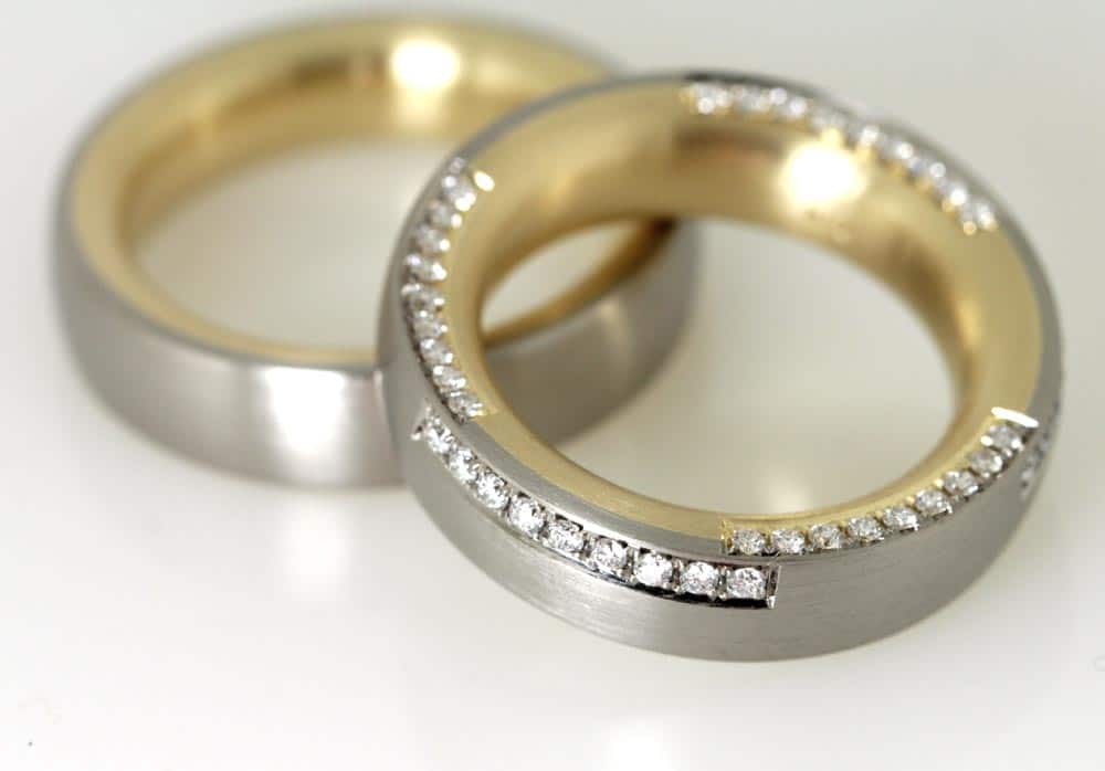 Produzione di fedi nuziali in Schmuckgarten - anelli a saldare plug-in - fustellatura - anello da donna con diamanti - incastonatura del filo alla perfezione