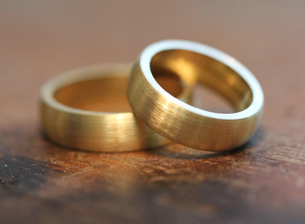 A pair of wedding rings made of yellow gold in the wedding ring course in Stolberg