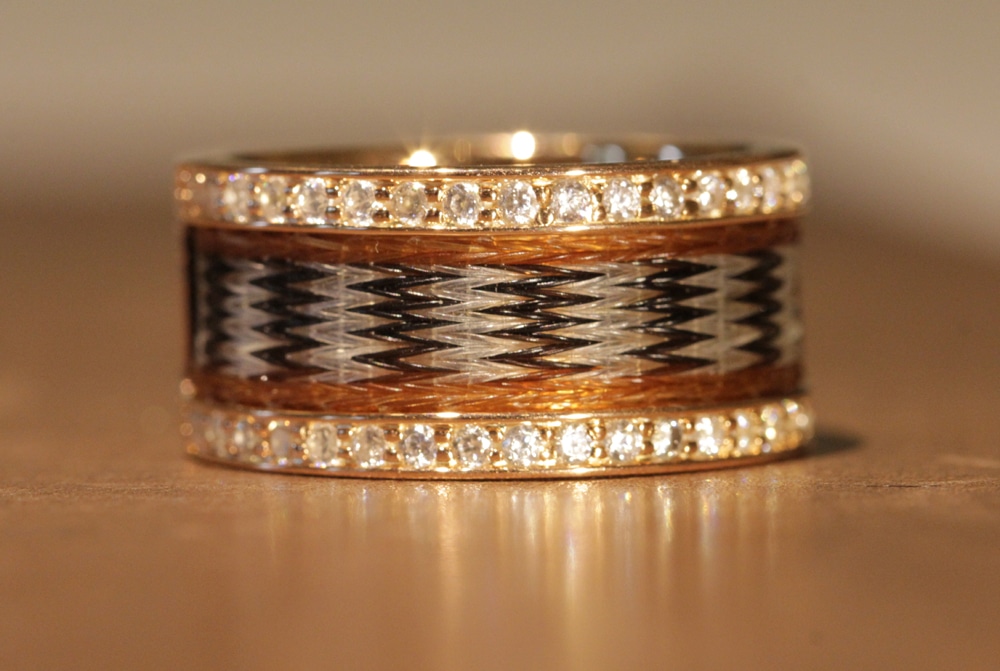 ampio anello in oro con diamanti e crine di cavallo intrecciato