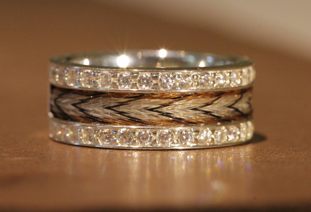 anello in argento con zirconi e crine di cavallo intrecciato