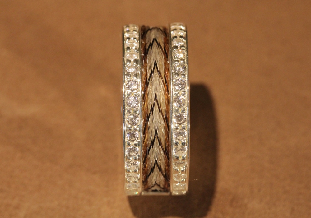 anello in argento con zirconi e crine di cavallo intrecciato