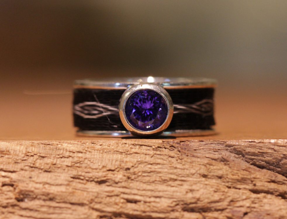 anello in crine di cavallo con pietra viola