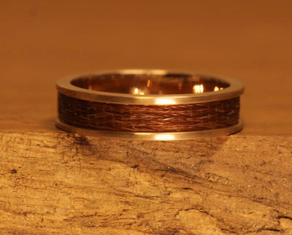 semplice anello in oro rosa con crine di cavallo intrecciato
