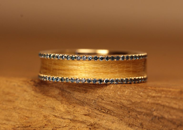 anello in oro giallo con diamanti blu e crine di cavallo intrecciato