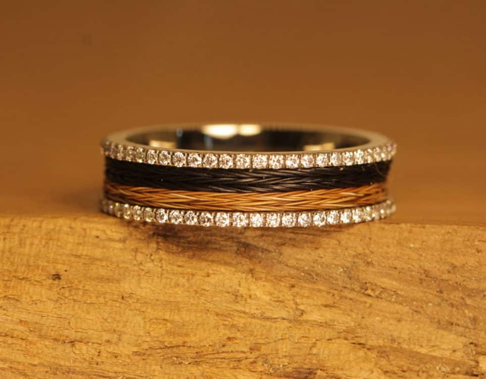 anello in oro grigio con crine di cavallo brillante e intrecciato