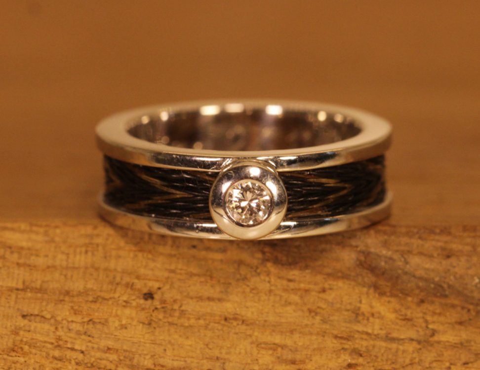 anello in argento con pietra e crine di cavallo
