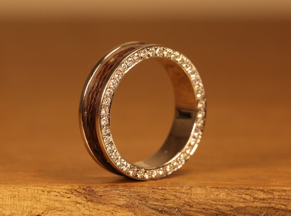 joyas de crin de caballo: anillo de oro gris con brillantes engastados en el lateral y crin de caballo tejida