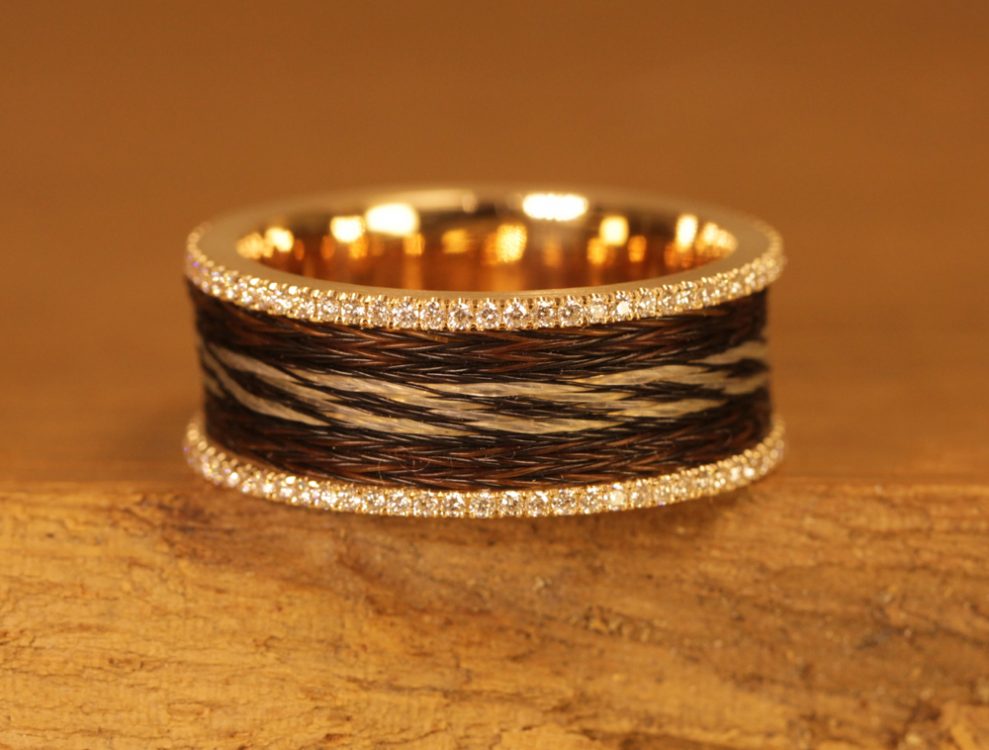 jewelry with horse hair - yellow gold ring with brilliant and woven horse hair