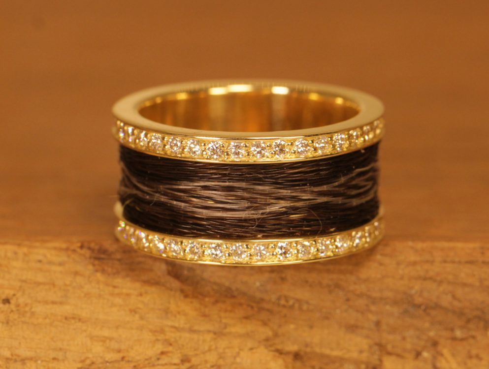 hermoso anillo ancho de oro con diamantes y pelo de caballo tejido