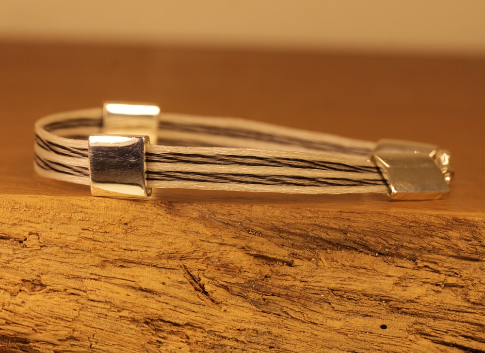 armband mit gewebten pferdehaar, zwei silber elementen und silber verschluss