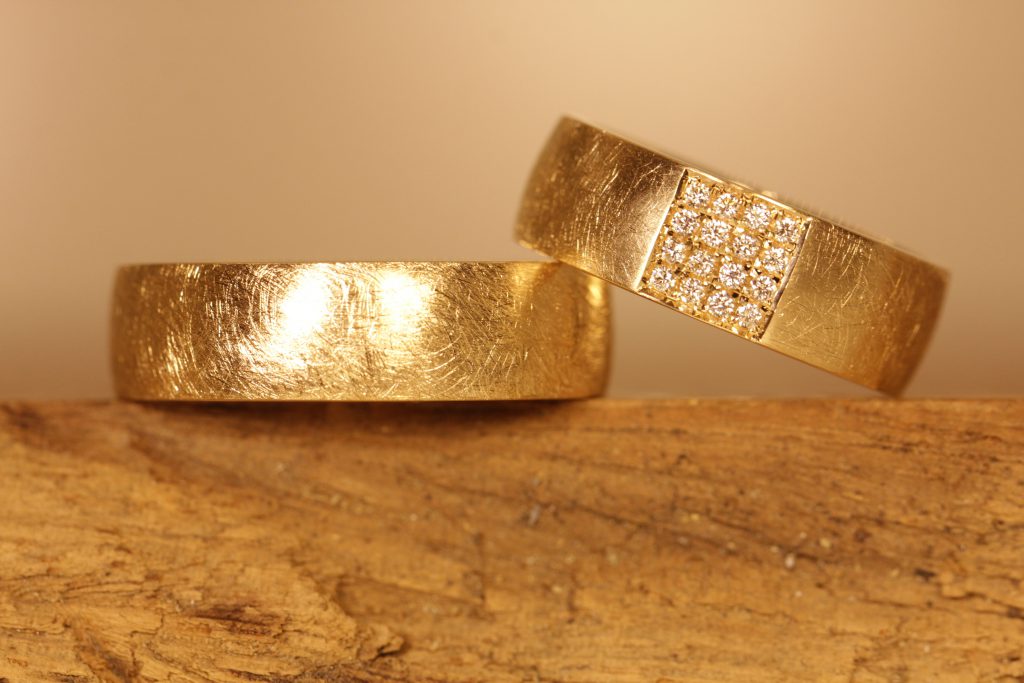 Immagine 007: Fedi nuziali in oro rosa opaco, anello da donna con diamanti.