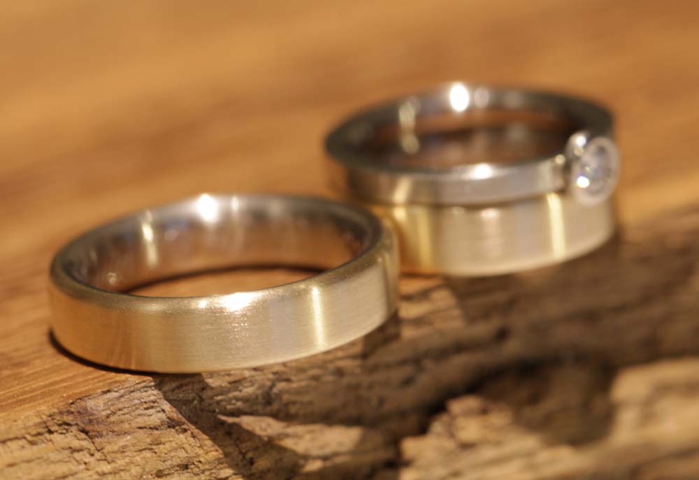 Immagine 034c: Fedi nuziali dall'orafo, design dell'anello di fidanzamento adattato alle fedi.