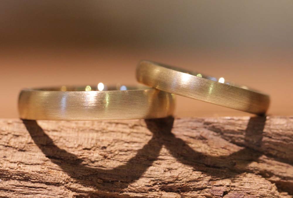 Bild 042: Im Eheringkurs handgeschmiedete Ringe, schlicht und ohne Stein.