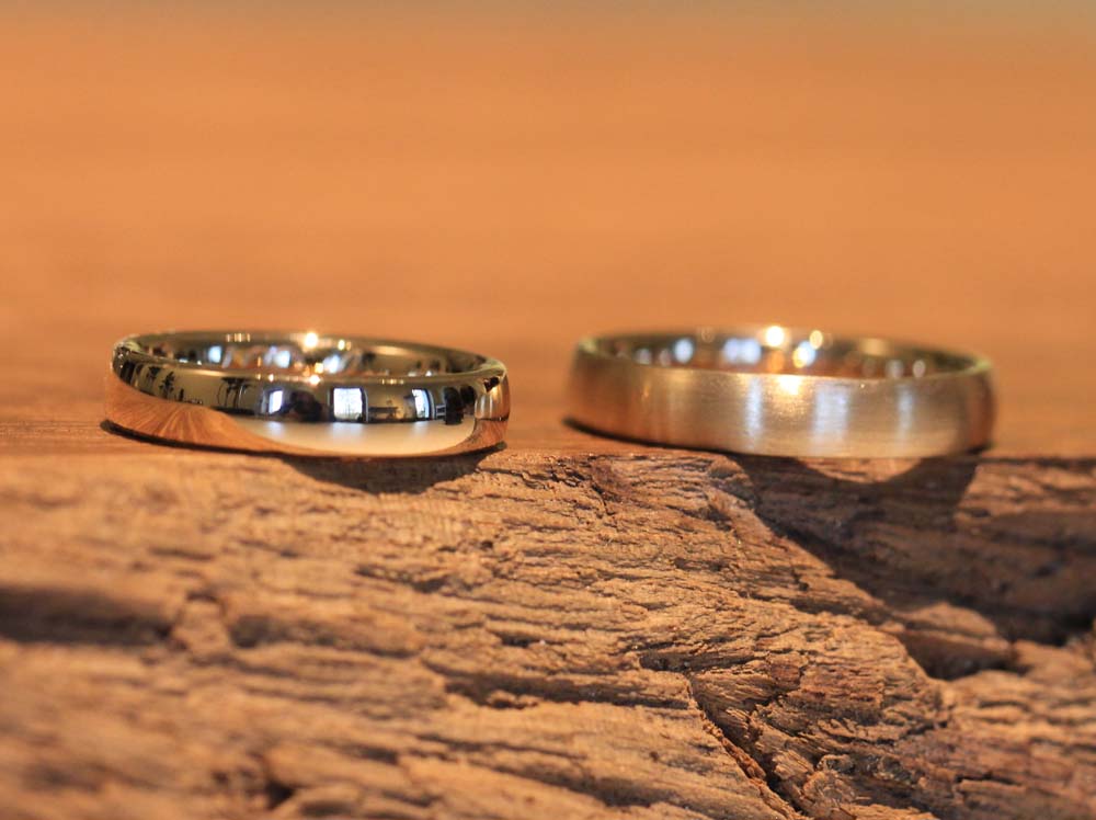 Imagen 045b: anillos de boda monocolor y diferentes, anillo hombre mate, anillo mujer brillante, oro rosa.