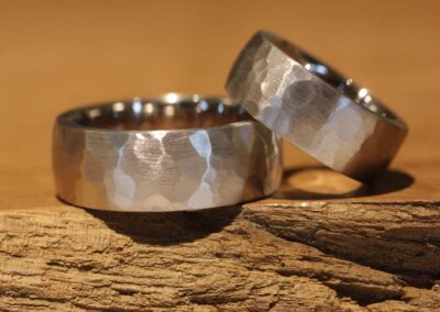 breite Hammerschlag Ringe aus Silber, Trauringe, Freundschaftsringe oder Partnerringe.