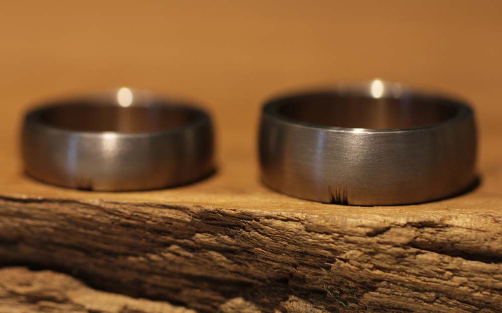 Imagen 052a: anillos de boda, anchos y finos, logotipo personal, oro gris mate.