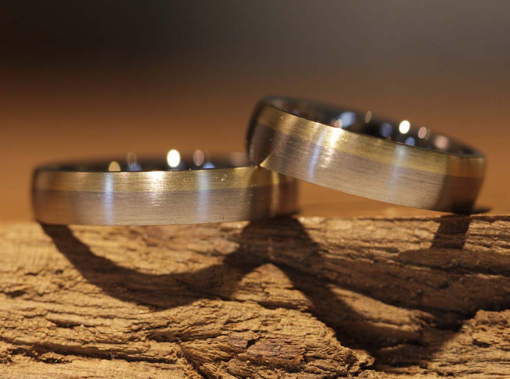 Imagen 056a: forja tú mismo anillos de boda bicolor como éste, elementos únicos del curso de anillos de boda.