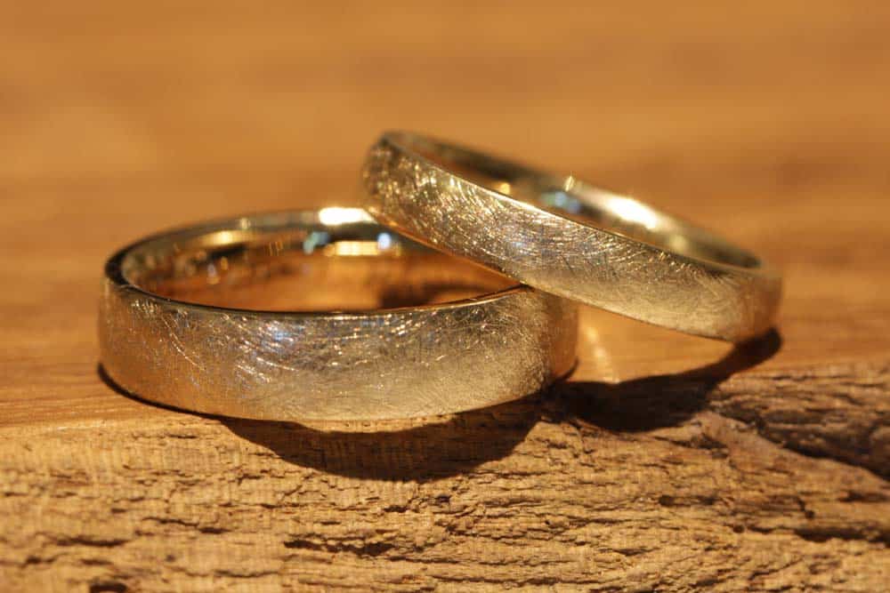 Alliances de mariage en or jaune mat de glace faites dans le cours d'alliances schmuckgarten