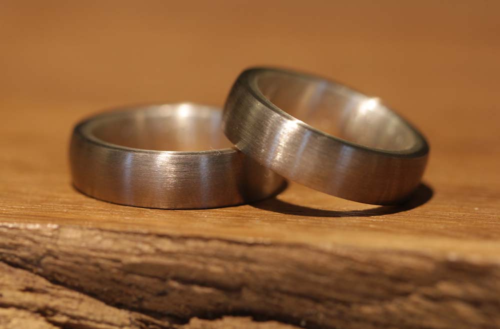 matt plug-in rings outside gray gold inside silver
