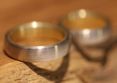 Zwei Farige Matte Ehe Ringe Gold