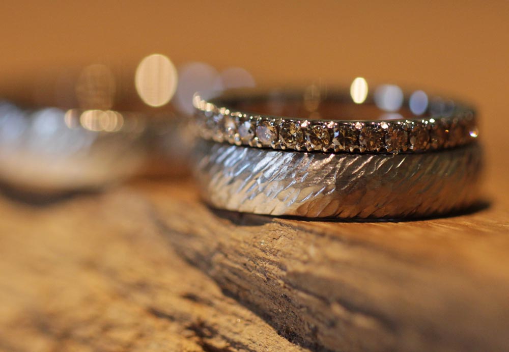 Hochzeit Ringe Grau Gold geschmiedet mit Beisteckring mit braunen Brillanten hergestellt im Schmuckgarten