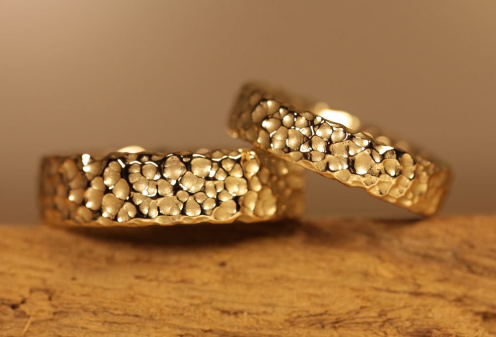Exceptional wedding rings made of 585 yellow gold, surface bubbles