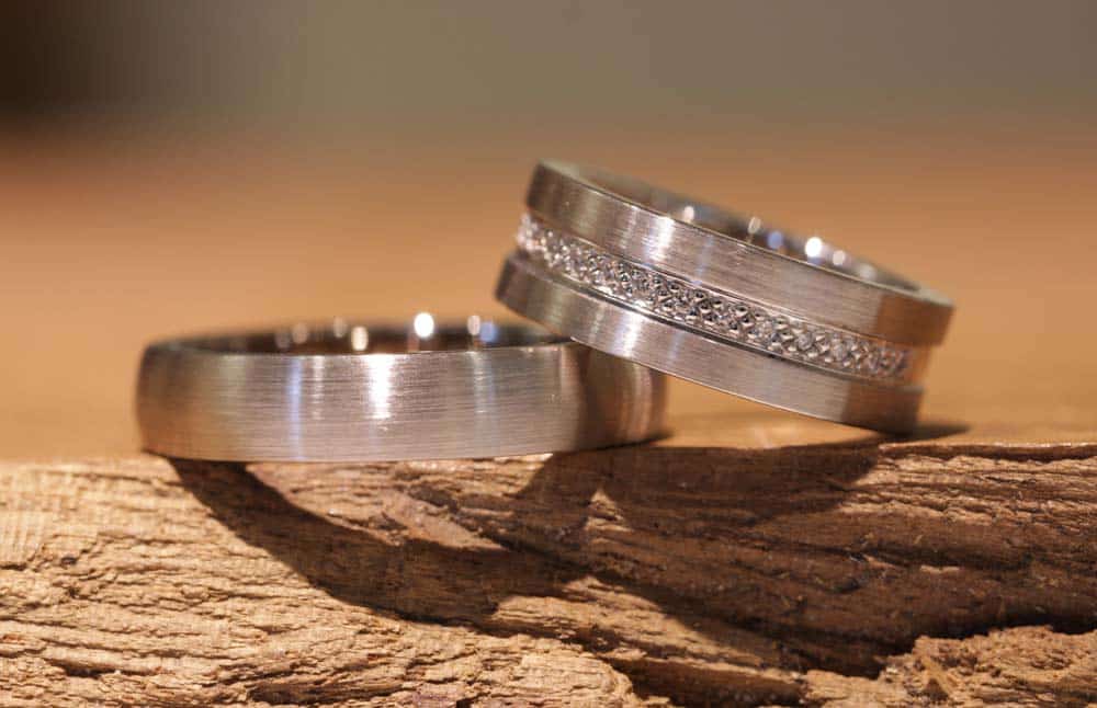 Imagen 154: Alianzas de oro blanco, anillo de mujer con diamantes en engaste de hilo.