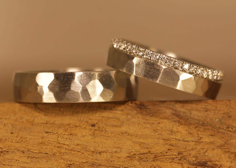 Fedi nuziali forgiate nel corso, realizzate in platino, in un anello da donna con diamanti incastonati a filo