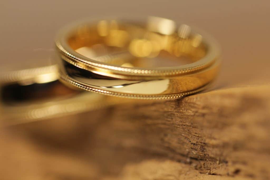 Imagen 192b: Anillos Millgriff, anillos de boda en oro amarillo brillante.