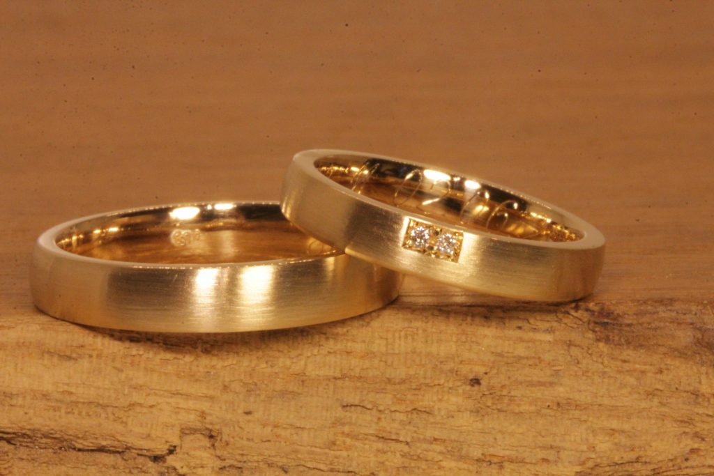Image 194a: alliances intemporelles en or rose, intérieur brillant et extérieur poli mat, deux diamants dans la bague femme.