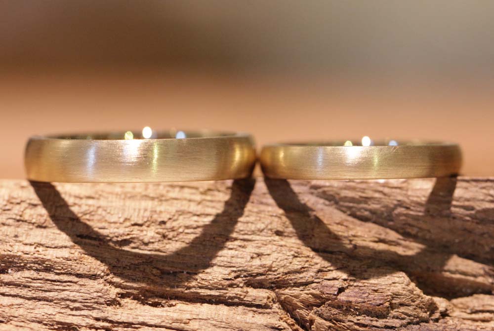 Image 19a: Yellow gold wedding rings, classic, made by yourself in the wedding ring course.