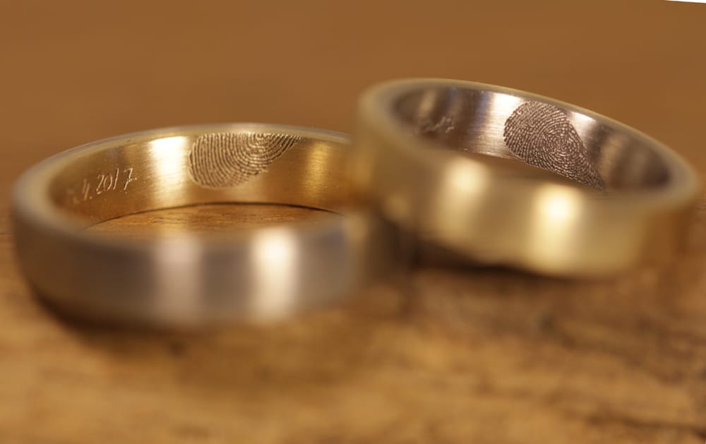 laser engraving wedding rings yellow gold gray gold fingerprint heart shape