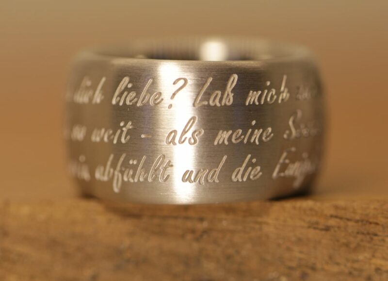 ampio anello in argento con scritta incisa al laser