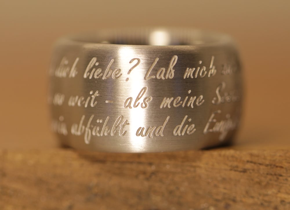 ampio anello in argento con scritta incisa al laser