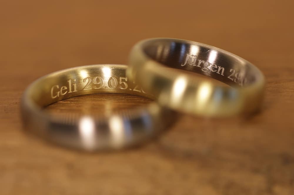 oval two-tone plain wedding rings with laser engraving