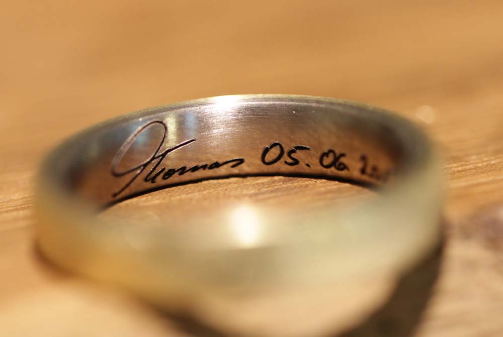 Simple soldering rings, wedding gray gold, rose gold with personal laser engraving of the customer's handwriting