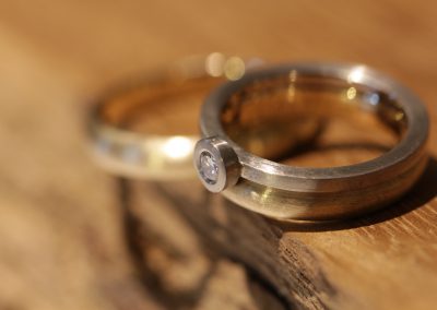 anello ovale in oro giallo con anello solitario in oro grigio