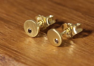Gold ear studs with black brilliants