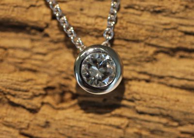 timeless pendant with stone