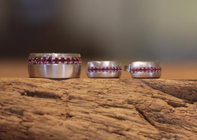 Schmuckset - breiter Silber Ring und Creolen mit Rubinen