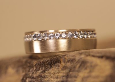 bellissimo anello chic in oro con diamanti