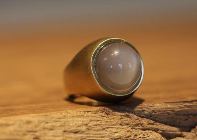 Large jewelry ring in gold with moonstone Schmuckgarten
