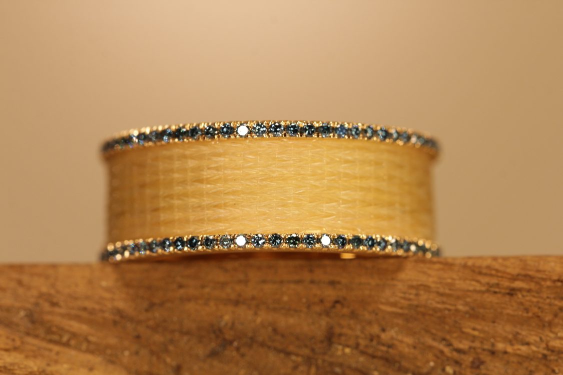 sehr breiter gold ring mit blauen brillanten und gewebten pferdehaar (verschiedene webmuster)