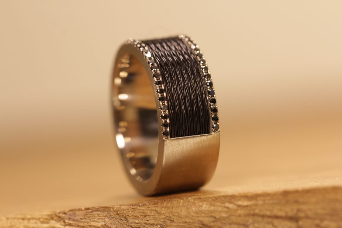 schöner breiter grau gold ring mit schwarzen diamanten und gewebten schwarzen pferdehaar