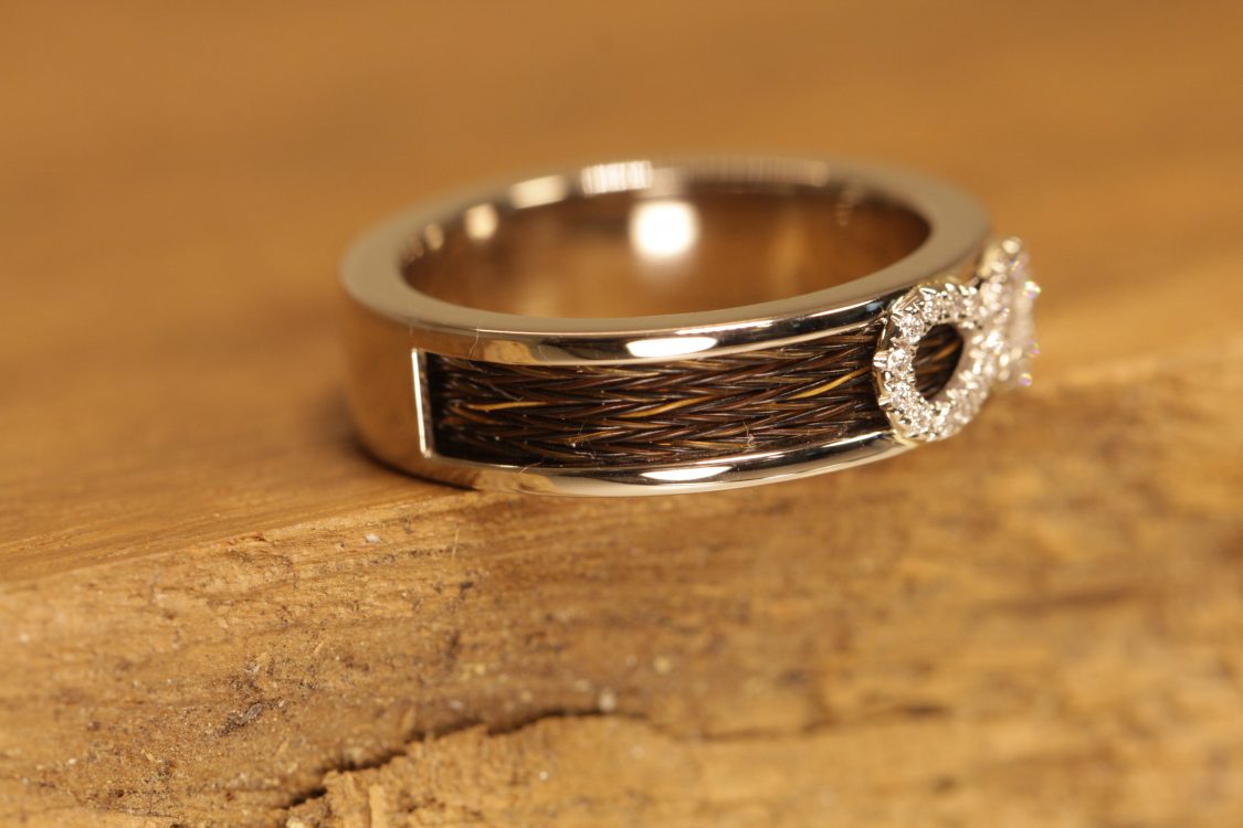 schicker grau gold ring mit gewebten pferdehaar und unendlichkeitszeichen(mit brillanten ausgefasst)