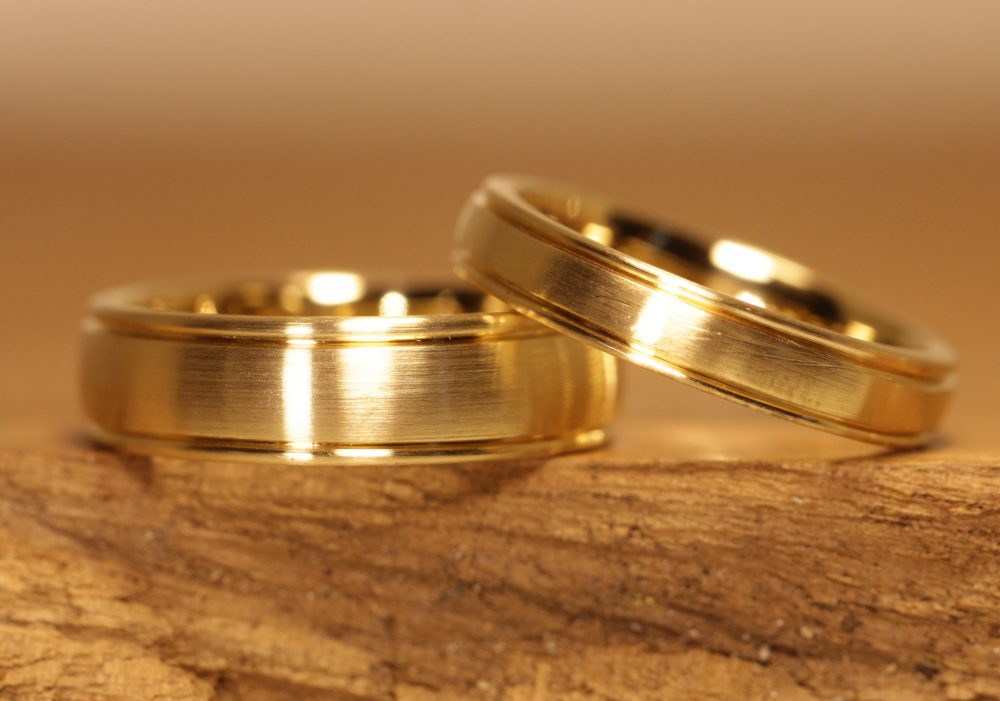 Wedding rings profile vintage in 750 yellow gold, matt surface