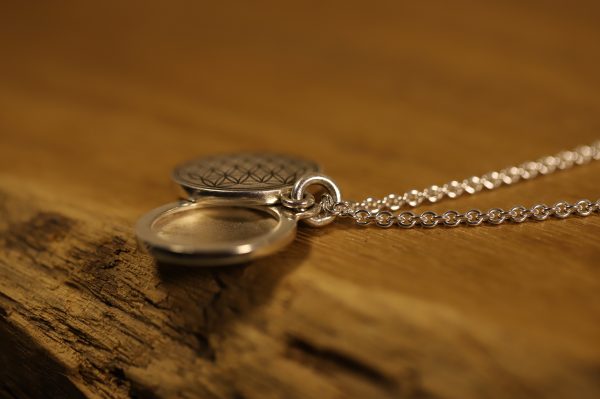 Anchor chain with a pendant as a pattern